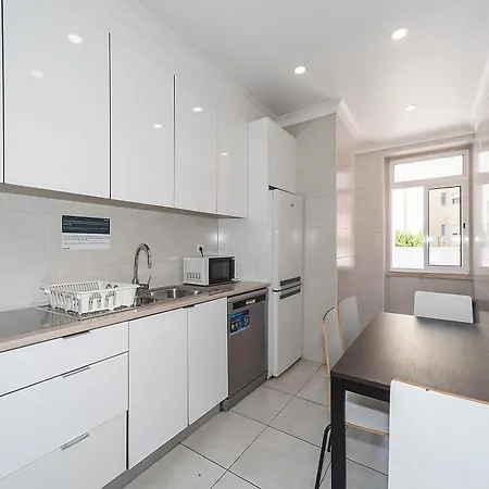 Houze Four Bedroom Near Zoo Lisboa